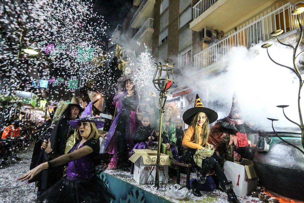 El desfile y el castillo de fuegos ponen fin a las fiestas patronales.