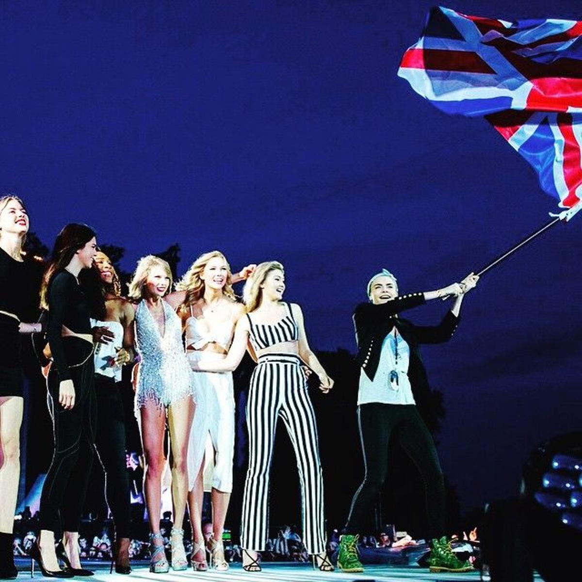 Taylor Swift junto a Martha Hunt, Kendall Jenner Karlie Kloss, Gigi Hadid y Cara Delevingne