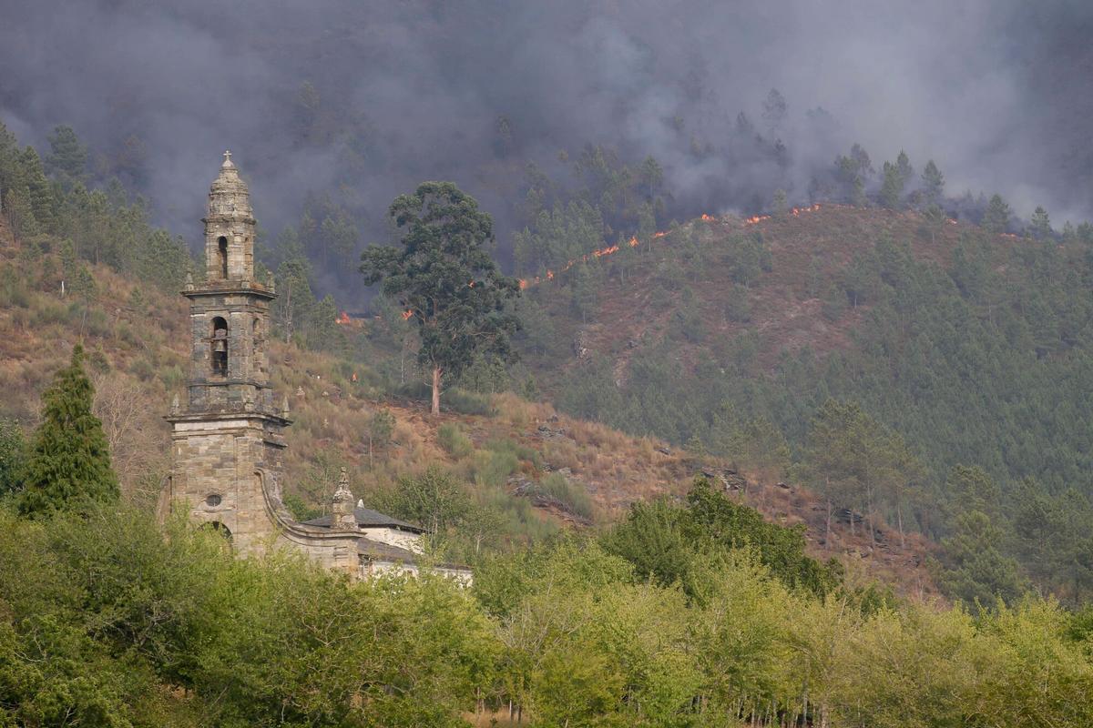 Incendio forestal se acerca a Quiroga, a 17 de agosto de 2025, en Quiroga, Lugo, Galicia (España). El incendio registrado en Larouco (Ourense) “se comportó de un modo explosivo” y pasó el Sil hasta por 15 puntos, para acabar entrando en la provincia de Lugo, al cruzar a Quiroga. La calidad del aire en Ourense y Lugo continúa viéndose afectada por los efectos de los incendios forestales en la provincia, donde aún hay 13 fuegos sin extinguir, 12 activos y 1 estabilizado, que ya han calcinado alrededor de 50.570 hectáreas.