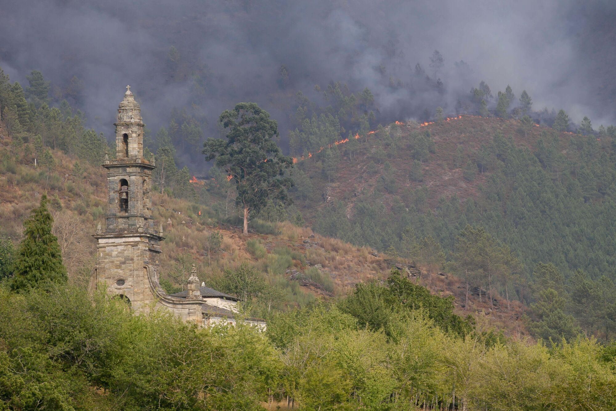 Incendio forestal se acerca a Quiroga, a 17 de agosto de 2025, en Quiroga, Lugo, Galicia (España). El incendio registrado en Larouco (Ourense) “se comportó de un modo explosivo” y pasó el Sil hasta por 15 puntos, para acabar entrando en la provincia de Lugo, al cruzar a Quiroga. La calidad del aire en Ourense y Lugo continúa viéndose afectada por los efectos de los incendios forestales en la provincia, donde aún hay 13 fuegos sin extinguir, 12 activos y 1 estabilizado, que ya han calcinado alrededor de 50.570 hectáreas. 17 AGOSTO 2025;INCENDIO;INCENDIO FORESTAL;LUGO;GALICIA Carlos Castro / Europa Press 17/08/2025. Carlos Castro;