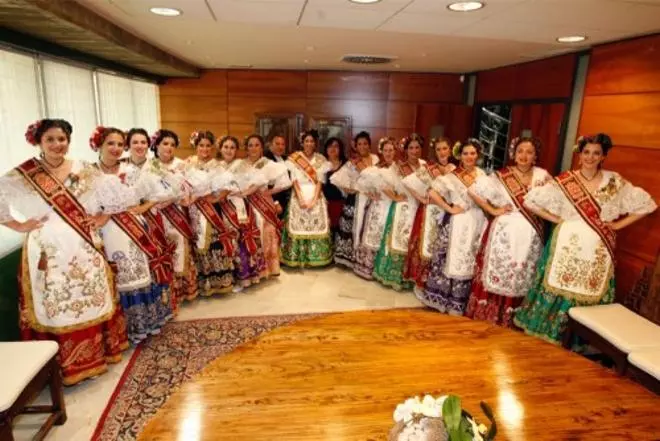 La Reina de la Huerta y sus Damas de Honor visitan LA OPINIÓN