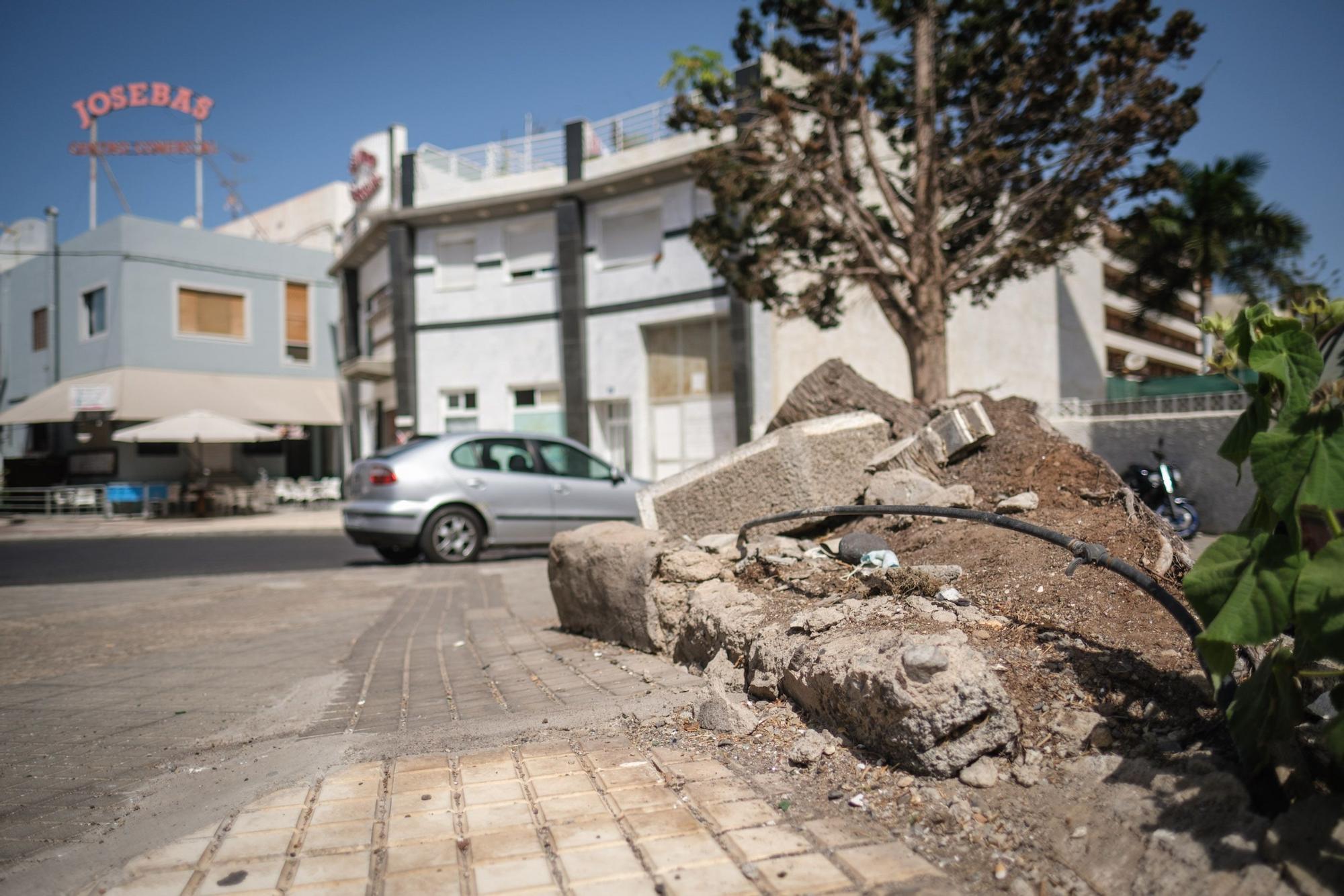 Mal estado de la calle El Coronel, en Arona