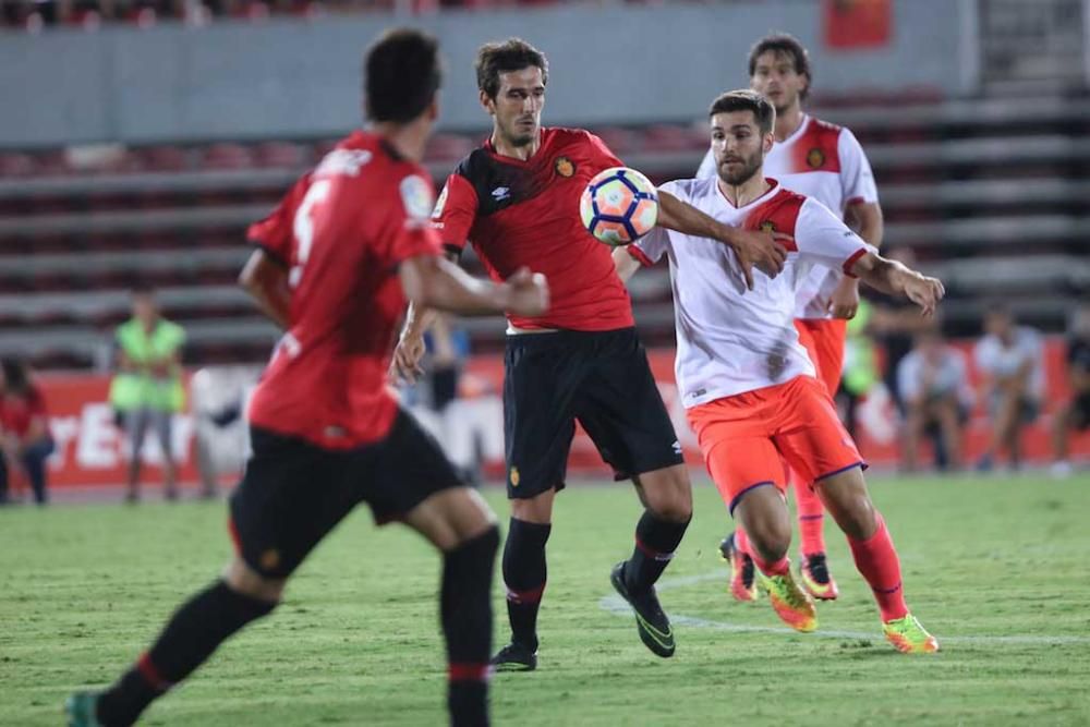 El Mallorca se abre en canal y entrega su trofeo