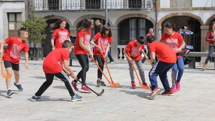 Los estudiantes en una exhibición de &quot;floor-ball&quot;.