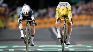 Vingegaard derrota a Pogacar, de amarillo, en la 11ª etapa del Tour.