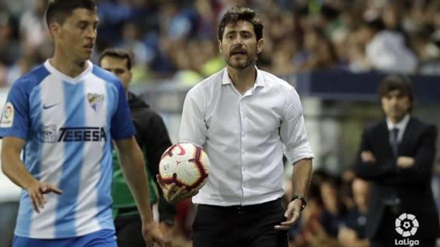 El entrenador del Málaga y exjugador del Elche Víctor Sánchez del Amo el el banquillo de La Rosaleda.