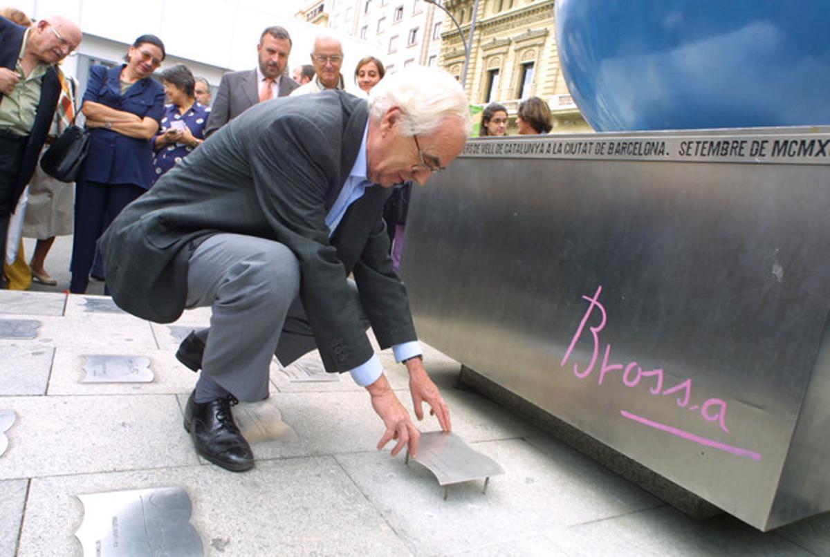 Inaguración de la Fira del llibre d’ocasió. Los escritores J.M. Espinàs (en la foto), Mª Mercè Roca i Albert Manent colocaron la placa con sus firmas en la base de la escultura de Brossa.