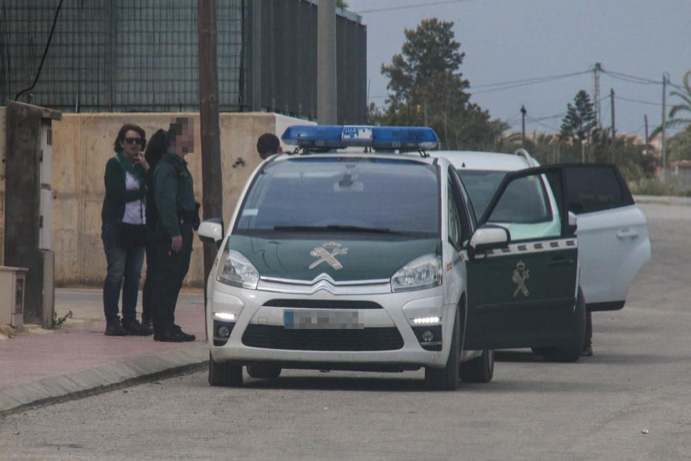 Voluntarios de Protección Civil ayer en el operativo de búsqueda en Los Montesinos