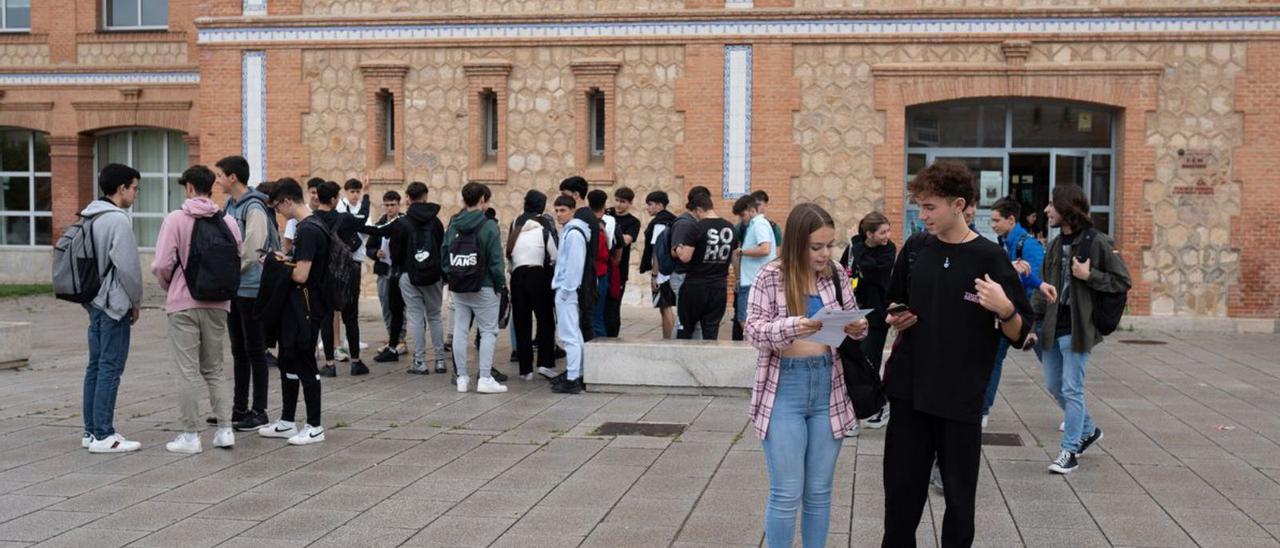 Varios estudiantes zamoranos, en el Campus Viriato tras realizar las pruebas de la EBAU este último curso.