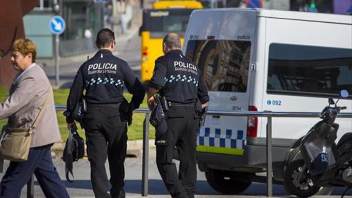 Una patrulla de la policía municipal de Badalona en el barrio de La Salut.