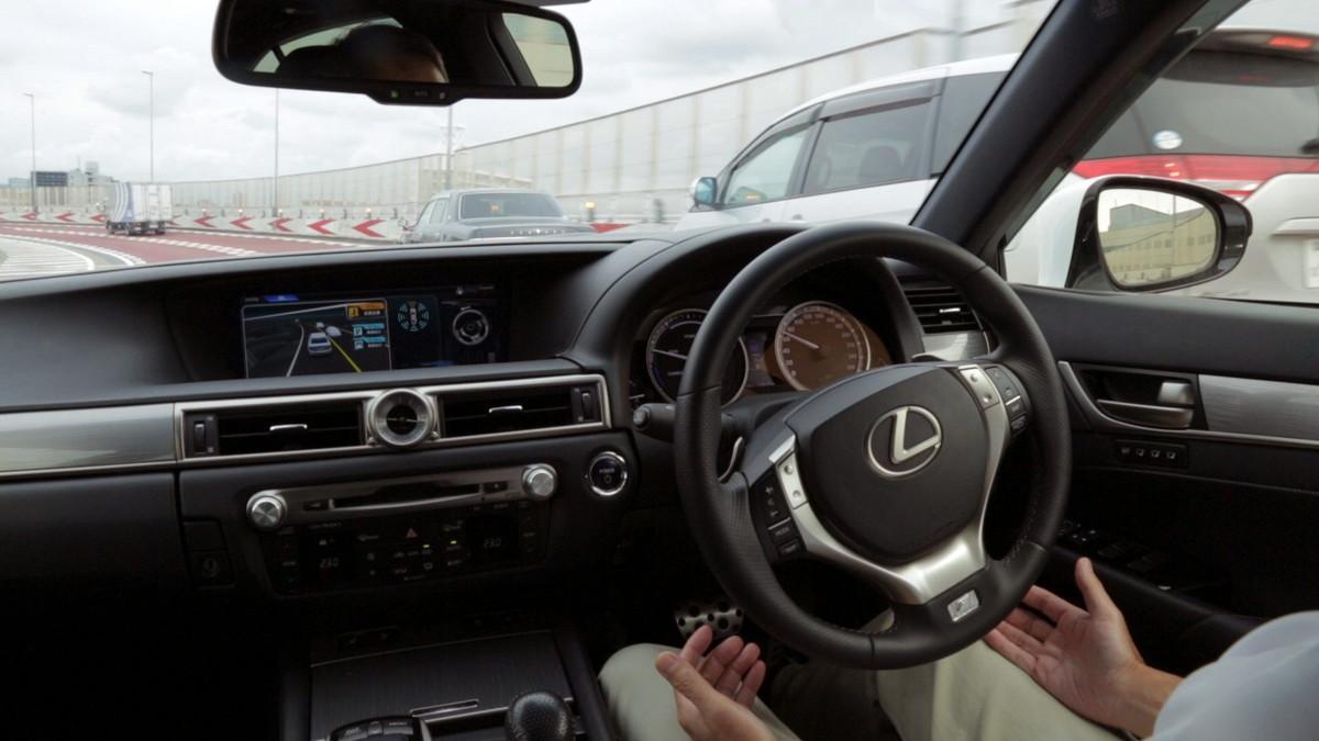 Un coche equipado con un sistema de conducción autónoma.