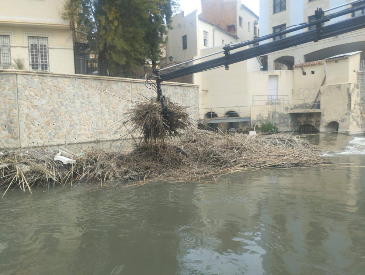 Trabajos de limpieza, este lunes, en el cauce del río