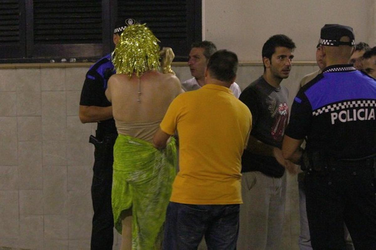 Grupo de jóvenes dialogan con la policía durante una despedida de soltero en Tossa. Grupo de jóvenes dialogan con la policía durante una despedida de soltero en Tossa.