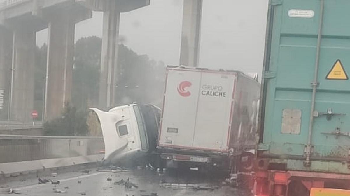 El camión volcado en la A-35 a la altura de Vallada.