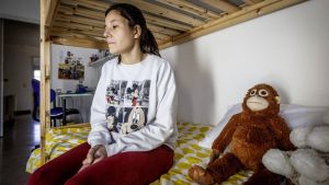 Judith Castaño, educadora social y madre de acogida especializada, en el cuarto de su hijo de acogida.
