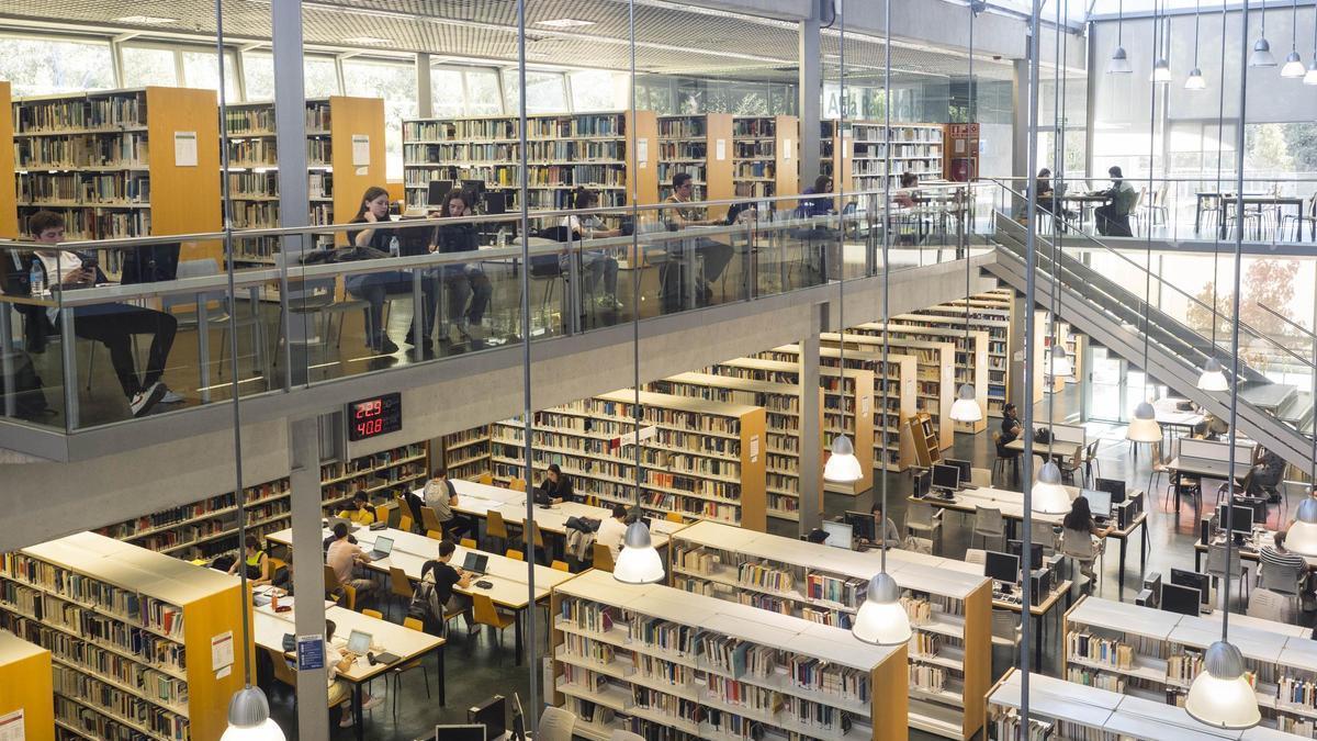 Estudiants de la Universitat de Girona a la biblioteca del Campus Montilivi