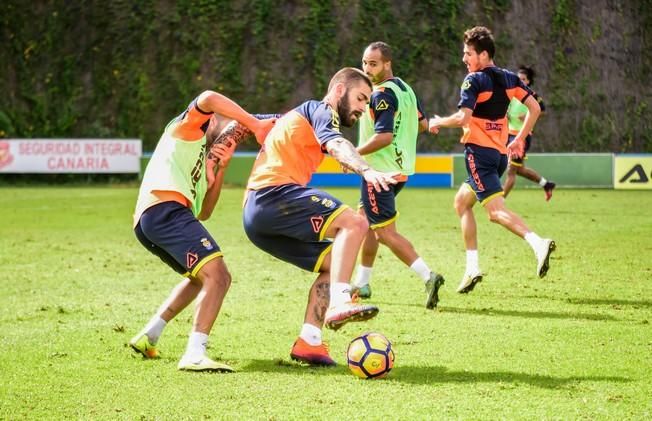 Entrenamiento de la UD Las Palmas en Barranco ...