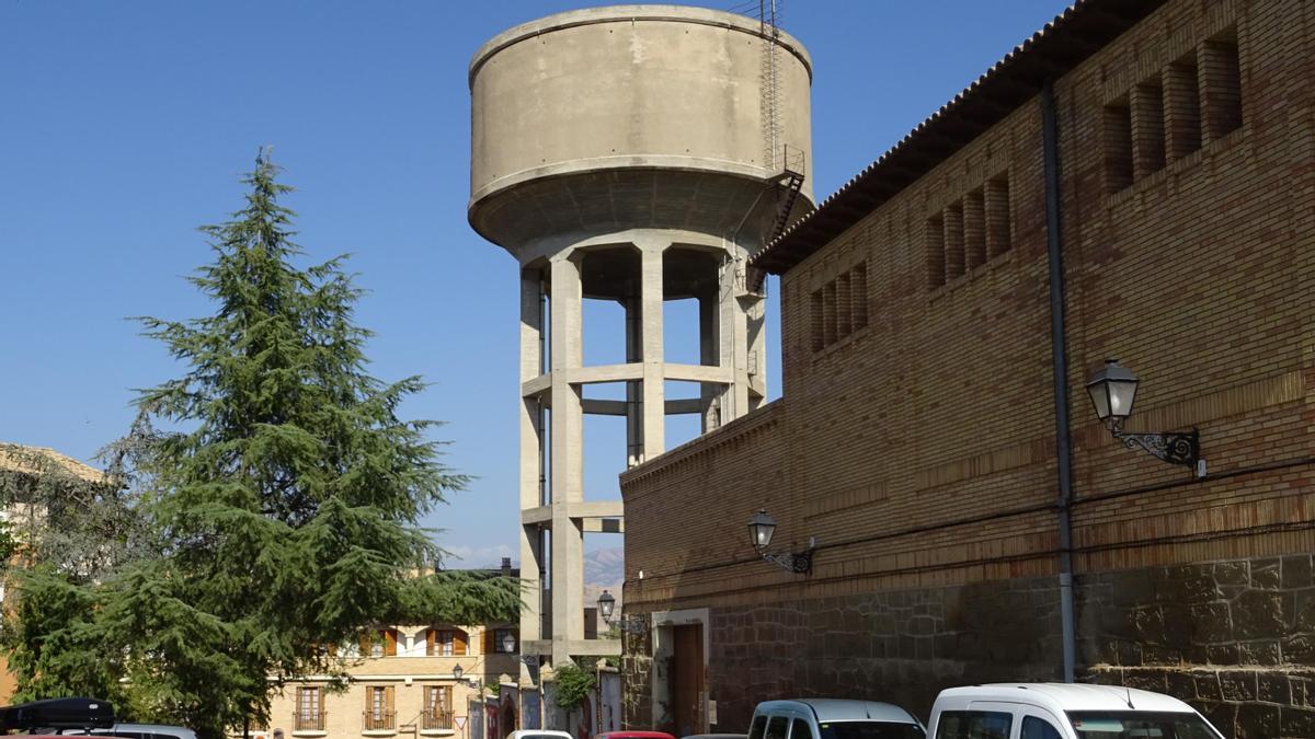 Depósito de agua en una calle de Huesca.