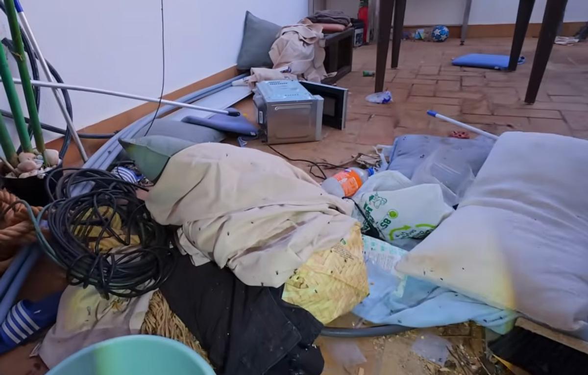 Una de las terrazas con un nido de moscas en el Hotel Callao Sport