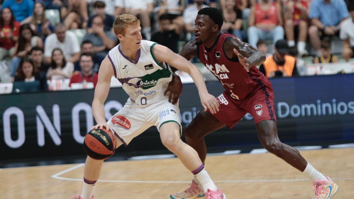 Alberto Díaz, del Unicaja, y Dylan Ennis, del UCAM Murcia, durante el encuentro.