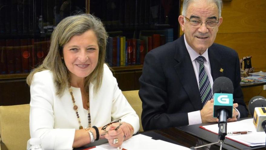 José García Costas, con Teresa Pedrosa, hoy, en la Cámara de Comercio de Vigo.