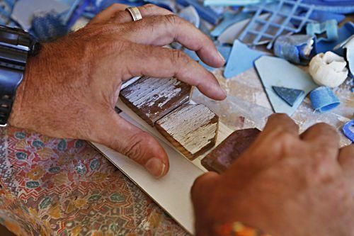 Marcel Escribano macht aus angeschwemmtem Holz, Plastik und Glas bunte Deko-Objekte.