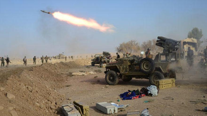 La milicia Multitud Popular lanza un cohete en el sur de Mosul.