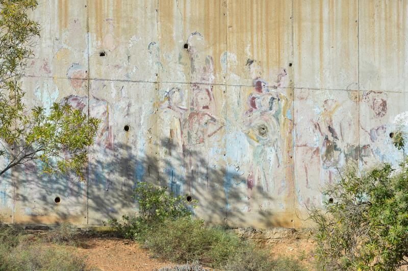 Mural de Genovés en un colegio en mal estado