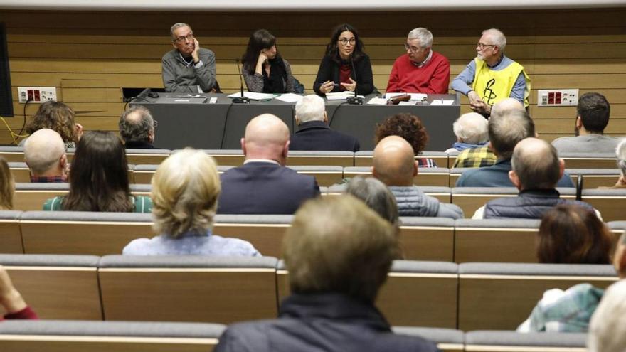 Por la izquierda, Carlos Ponte, Yayo Herrero, Irene Sánchez, Alfonso Armada y José Ignacio Velasco, ayer, en la Escuela de Comercio de Gijón.