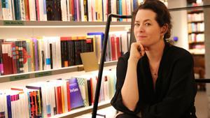 La autora sueca Liv Strömquist, en la librería Finestres de Barcelona, este lunes. 