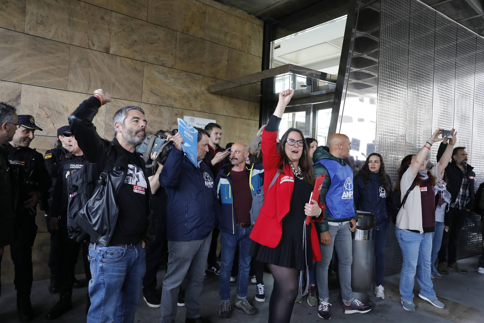 EN IMÁGENES: Cientos de profesores se concentran en Oviedo mientras Gobierno y sindicatos negocian