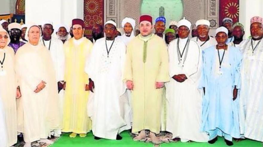 Foto de familia del rey de Marruecos con los miembros del Consejo Superior de la Fundación Mohammed VI de los Ulemas Africanos.