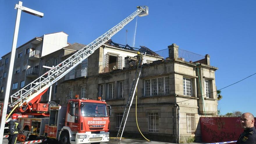 Los bomberos lanzan agua sobre la tercera planta del inmueble.// G.S.