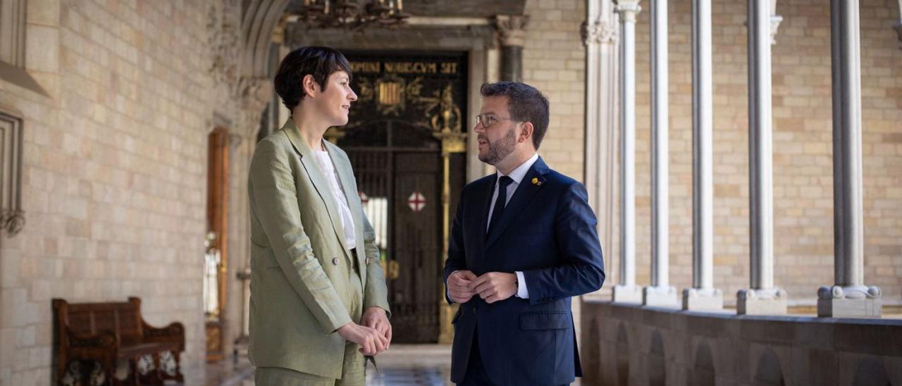 Ana Pontón y Pere Aragonés, ayer durante su encuentro en la Generalitat.   | // E. P./DAVID ZORRAKINO