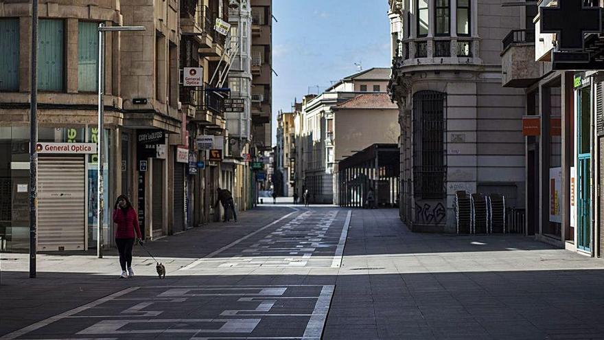 La calle de Santa Clara, pulmón comercial de la capital, con buena parte de los negocios cerrados.