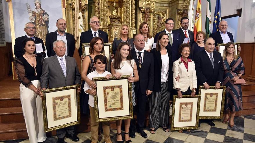 El alcalde de Antequera, Manuel Barón, junto con los premiados de este año.