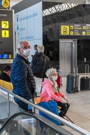 25-03-20  GRAN CANARIA. AEROPUERTO DE GRAN CANARIA. INGENIO TELDE. Ultimos turistas en salir y llegada de un vuelo desde Barcelona con tan solo once pasajeros. Efecto del Covid-19 en el Aeropuerto de Gran Canaria.  Fotos: Juan Castro.  | 25/03/2020 | Fotógrafo: Juan Carlos Castro