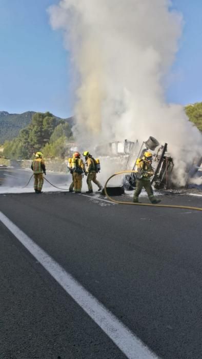 Un muerto en Tibi al salirse el camión que conducía de la autovía e incendiarse