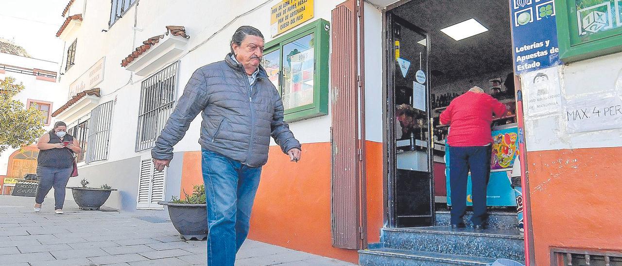 Varios vecinos frente a una pequeña tienda en Artenara.