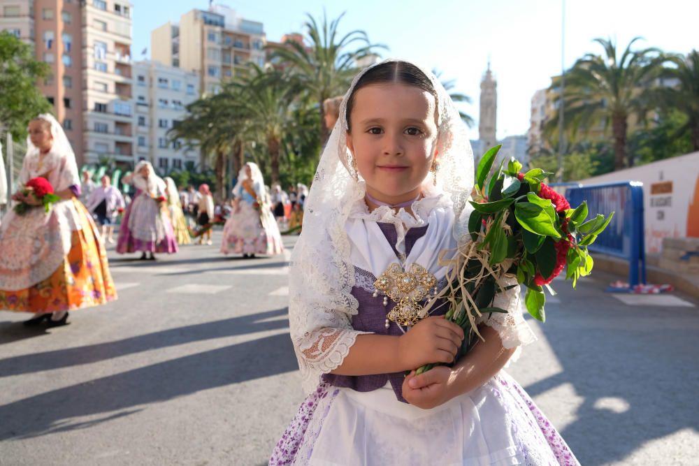 Los festeros aprovechan la Ofrenda para protestar contra la violencia de género con flores y lazos morados