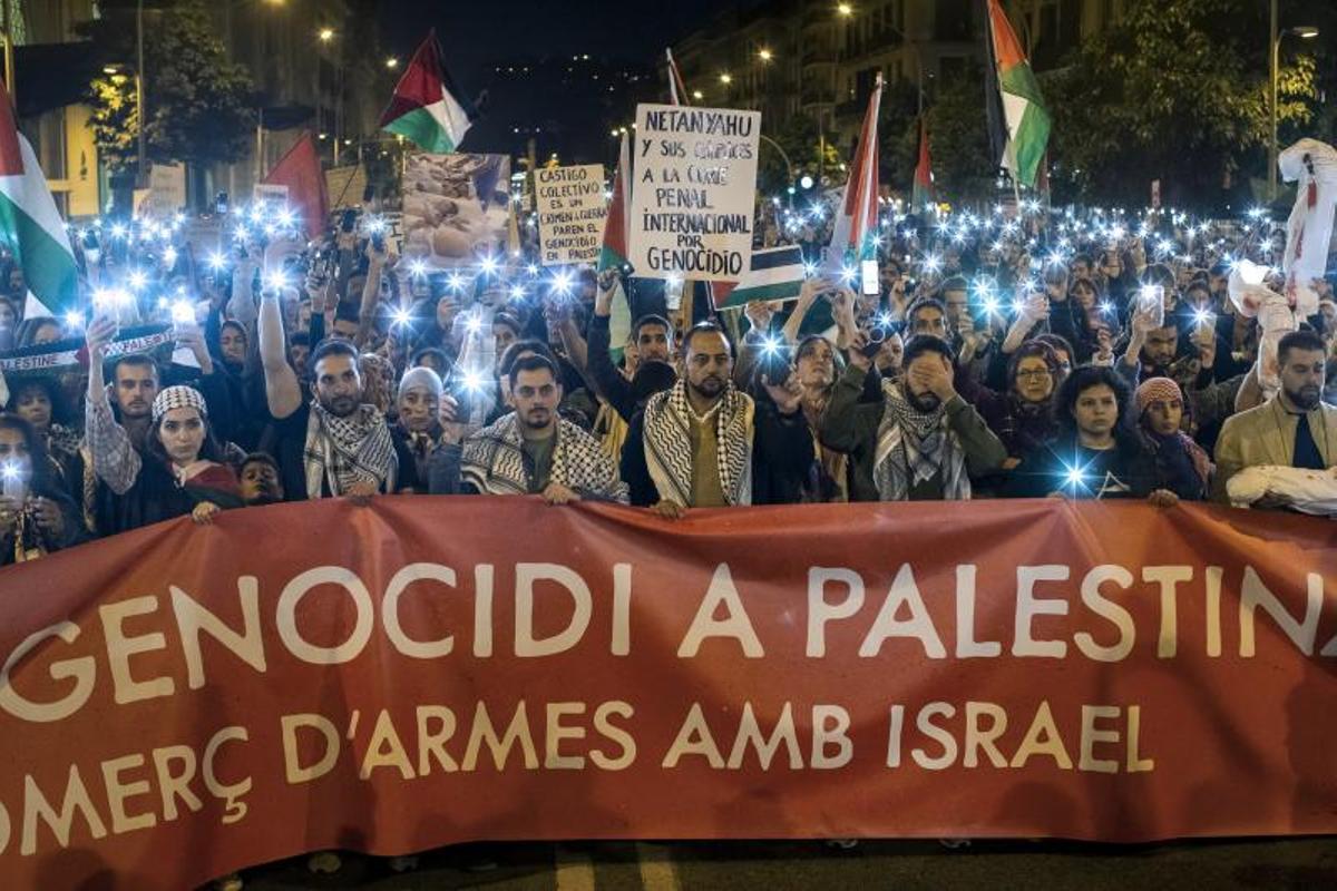 Varios centenares de personas se han manifestado este sábado en el centro de Barcelona para pedir al Gobierno español que ponga fin de manera inmediata al comercio de armas con Israel, al que acusan de perpetrar un genocidio en Gaza.
