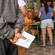 Ciudadanos en Las Palmas de Gran Canaria votando.