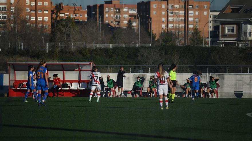 El Rayo Vallecano acepta las disculpas de su entrenador y le mantiene en el cargo pese a la indignación de la afición