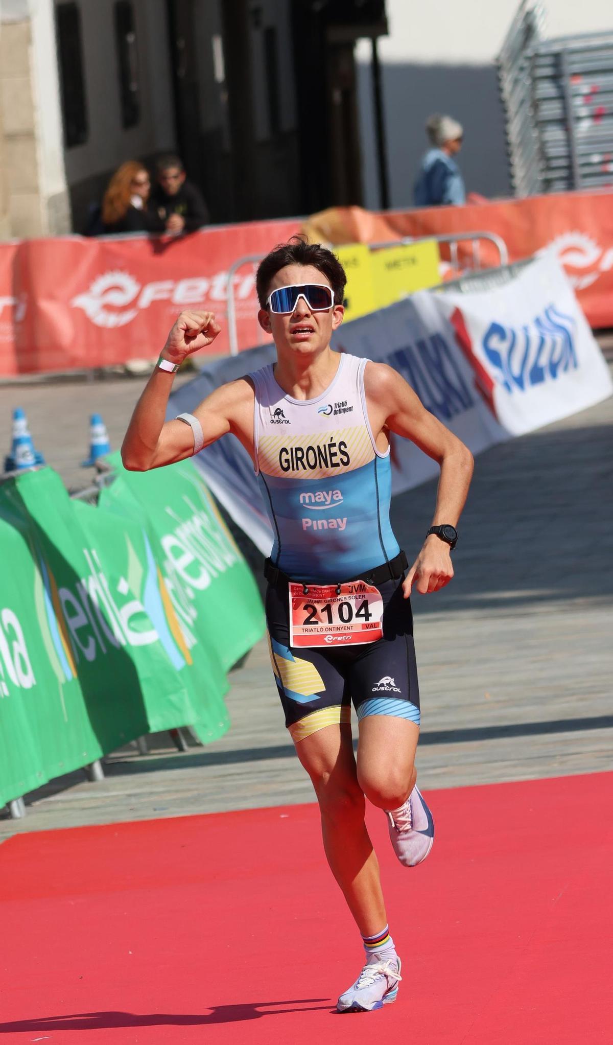 Jaume Gironés cruzando la meta en segunda posición en el Campeonato de España de Duatlón.