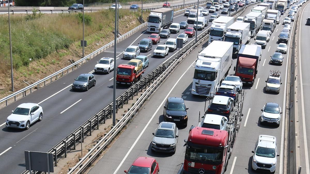 Colas en la AP-7 a la altura de Bellaterra.