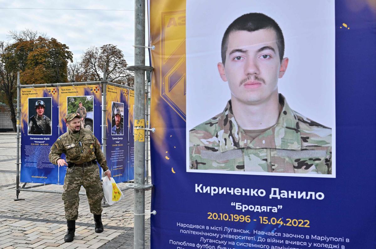 Exposición al aire libre Regimiento Azov - Ángeles de Mariupol en el centro de Kiev para conmemorar el Día de los Defensores de Ucrania el 14 de octubre de 2022, en medio de la invasión rusa de Ucrania