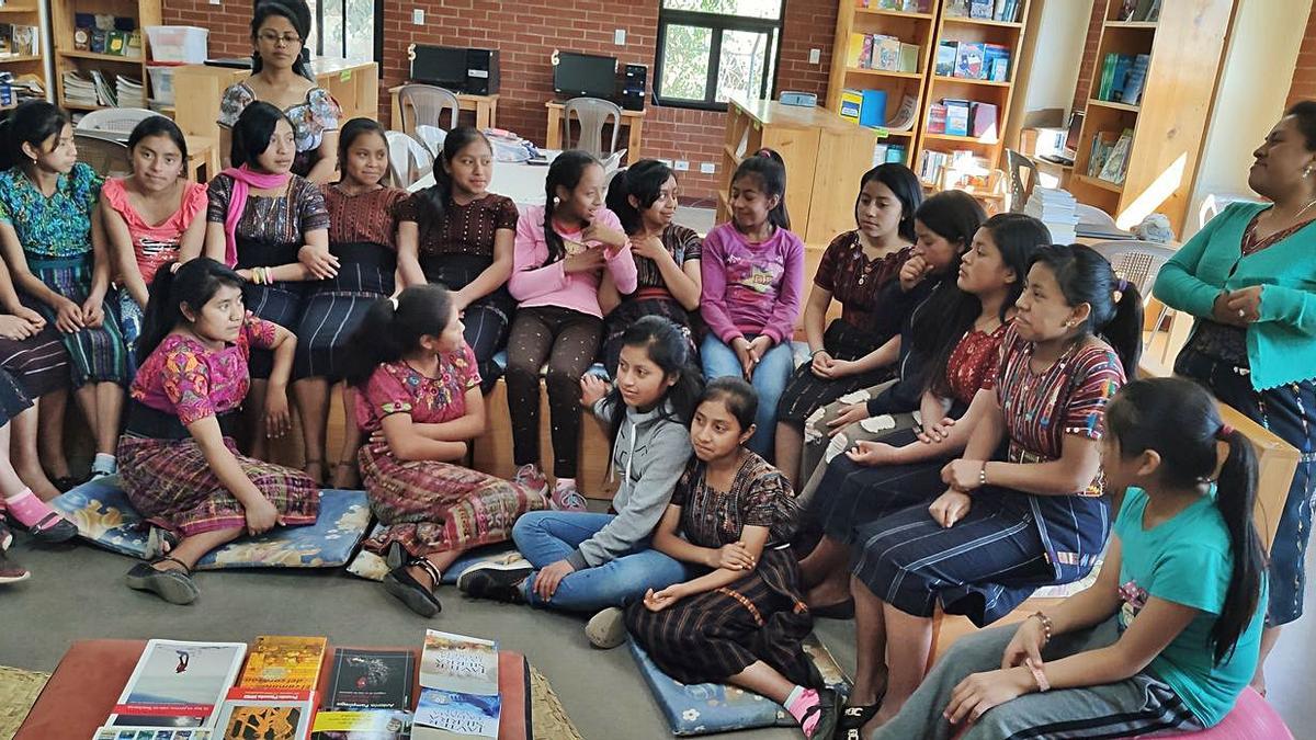 Usuarias de la escuela de Guatemala reciben los libros.  | // L. O.