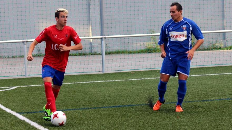 Óscar Castellano &#039;Chiqui&#039;, con el balón, durante un partido con el Choco. // FdV