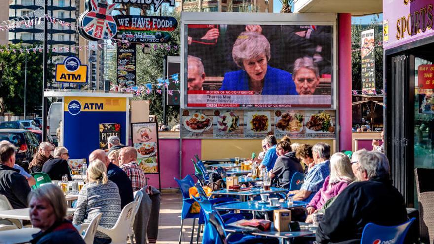 Británicos en Benidorm siguen por televisión una de las intervenciones de la primera ministra Theresa May