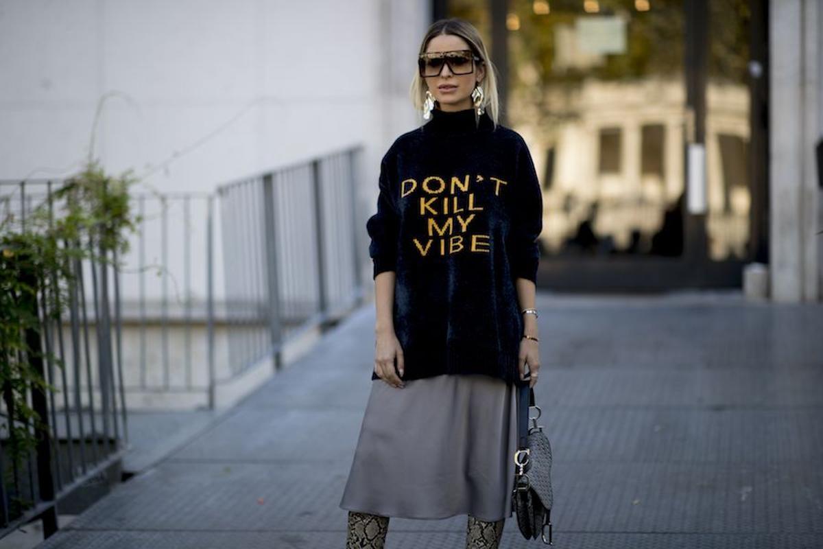 Falda satinada gris en el street style de la Paris Fashion Week